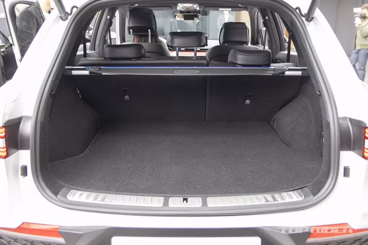 Nằm bên dưới nắp ca-pô của Genesis GV70 2021 là 3 loại động cơ khác nhau. Đầu tiên là động cơ 4 xi-lanh, dung tích 2,5 lít với công suất tối đa 300 mã lực và mô-men xoắn cực đại 422 Nm. Thứ hai là động cơ xăng V6, dung tích 3,5 lít với công suất tối đa 375 mã lực và mô-men xoắn cực đại 530 Nm. Nhờ đó, Genesis GV70 2021 có thể tăng tốc từ 0-100 km/h trong thời gian chỉ 5,1 giây.