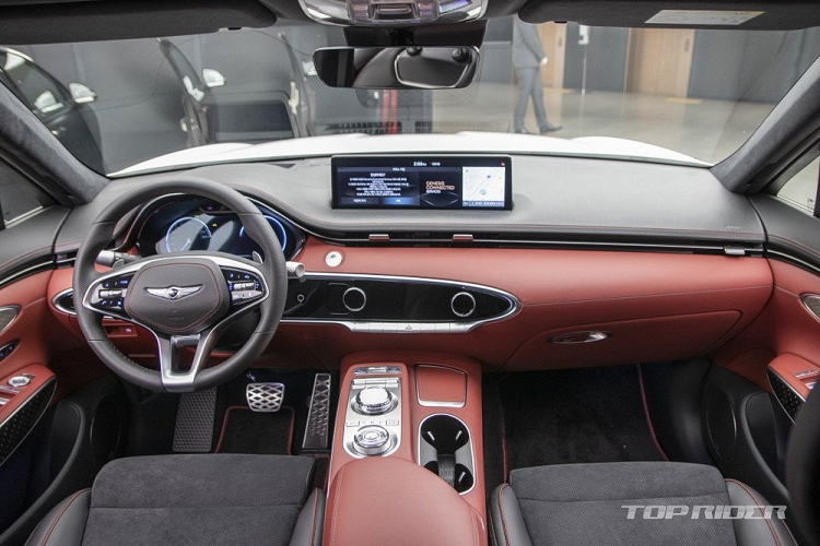 Ngay trong ngày đầu tiên mở cọc, đã có 10.000 khách hàng Hàn Quốc đặt mua SUV hạng sang Genesis GV70 2021. Con số này cao hơn thành tích của Kia K5 nhưng chưa bằng đàn anh Genesis GV80. Được biết, Kia K5 phải mất 3 ngày mới có 10.000 người đặt mua. Trong khi đó, con số tương ứng của Genesis GV80 trong ngày đầu tiên mở bán là 14.000 người đặt cọc.