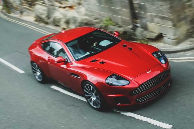 Với hơn 350 thay đổi về kỹ thuật, vật liệu và thiết kế, Aston Martin Callum Vanquish 25 mới đã được chuyển đổi thành một chiếc Gran Tourer thực tế hơn và phù hợp hơn trong việc vận hành ở thời điểm hiện tại. Kể từ khi được ra mắt dưới dạng Concept vào năm ngoái, chiếc xe này đã được thử nghiệm trên hơn 32.000 km trên nhiều cung đường khác nhau tại Vương Quốc Anh. Mẫu thử cũng đã được điều khiển trên những cung đường đua tại trường đua Ladoux Michelin để tinh chỉnh nhằm đem lại trải nghiệm lái xe tốt nhất cho người cầm lái.