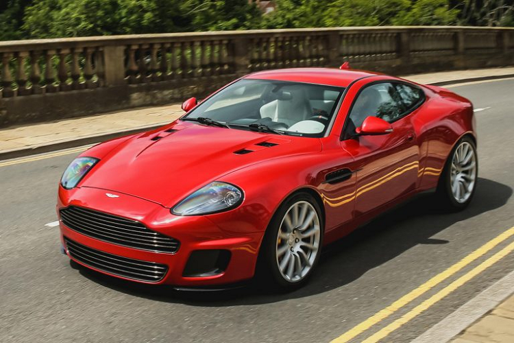 Cho dù siêu xe Aston Martin Vanquish thế hệ thứ nhất đã sở hữu một vẻ đẹp tuyệt vời, tuy nhiên Callum Design đã thêm vào một số chi tiết khiến chiếc xe thậm chí còn trở nên lộng lẫy hơn so với phiên bản gốc.