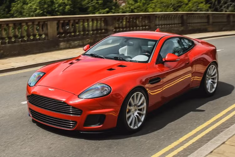 Cho dù siêu xe Aston Martin Vanquish thế hệ thứ nhất đã sở hữu một vẻ đẹp tuyệt vời, tuy nhiên Callum Design đã thêm vào một số chi tiết khiến chiếc xe thậm chí còn trở nên lộng lẫy hơn so với phiên bản gốc.