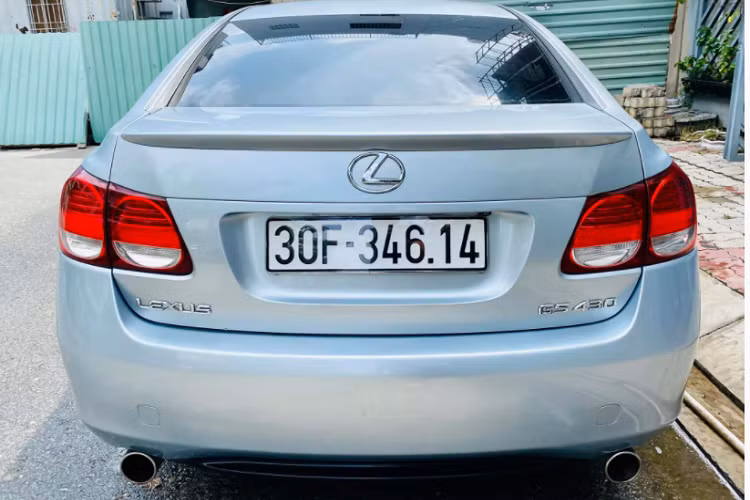 So với các đối thủ BMW 5 Series hay Mercedes-Benz E-Class cùng thời, kiểu dáng bên ngoài của Lexus GS không gây ấn tượng, có thể gọi là tẻ nhạt và ít cảm xúc. Dẫu vậy, phong cách thiết kế tròn trịa của GS đời này vẫn giúp nó bền dáng cho đến ngày nay, đây là một cái hay trong thiết kế của xe Nhật.