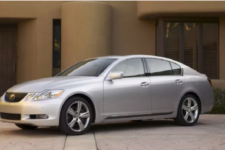 Nhờ đó, Lexus GS 430 đời 2007 này trở thành một món đồ chơi đáng để sưu tầm dành cho những khách hàng chịu chơi, yêu thích xe Nhật và không quan tâm đến mức độ “ngốn xăng” của xe. Được biết, dòng động cơ V8 4.3L này cũng được sử dụng trên hai dòng xe khác là Coupe/mui trần SC430 hay dòng sedan hạng sang LS430.