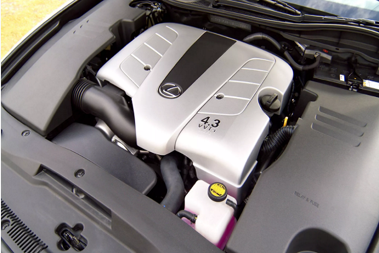 Động cơ cho công suất tối đa 283 mã lực tại 5.600 vòng/phút và mô-men xoắn cực đại đạt 417Nm tại 3.400 vòng/phút. Sức mạnh được truyền xuống cầu sau thông qua hộp số tự động 6 cấp (6AT) có chế độ sang số tay (tuần tự). Động cơ V8 trên phiên bản GS 430 mạnh hơn rất nhiều so với phiên bản GS350 sử dụng động cơ V6 3.5L cho công suất khoảng 303 mã lực và mô-men xoắn cực đại 374Nm.