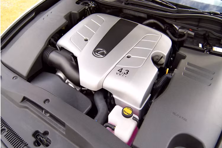 Động cơ cho công suất tối đa 283 mã lực tại 5.600 vòng/phút và mô-men xoắn cực đại đạt 417Nm tại 3.400 vòng/phút. Sức mạnh được truyền xuống cầu sau thông qua hộp số tự động 6 cấp (6AT) có chế độ sang số tay (tuần tự). Động cơ V8 trên phiên bản GS 430 mạnh hơn rất nhiều so với phiên bản GS350 sử dụng động cơ V6 3.5L cho công suất khoảng 303 mã lực và mô-men xoắn cực đại 374Nm.