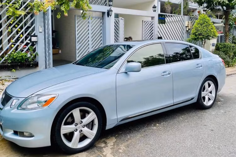 Tại Việt Nam, đa số các phiên bản Lexus GS đời 2007 là GS 300 và GS 350 sử dụng động cơ V6. Trong khi phiên bản GS 430 này đặc biệt hơn khi sử dụng động cơ V8 dung tích 4.3L (4.293cc) hút khí tự nhiên (mã 3UZ FE), sử dụng công nghệ van biến thiên thông minh (VVT-i) và hệ thống điều khiển bướm ga điện tử thông minh (ETCS I)...