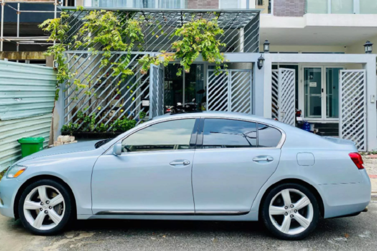 Lexus GS 430 đời 2007 được trang bị ghế da cao cấp, hàng ghế lái trước chỉnh điện, nhớ vị trí. Vô-lăng ốp gỗ và bọc da, trang bị điều hòa tự động, hệ thống giải trí sử dụng đầu CD 6 đĩa, đài AM/FM, âm thanh 10 loa, gương chiếu hậu có sưởi, chống mờ và tự động cụp xuống để quan sát khi vào số lùi. Mức giá Lexus GS 430 2007 trên sàn xe cũ từ khoảng 580 đến hơn 600 triệu đồng, tuỳ ngoại hình và chất lượng.