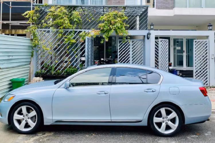 Lexus GS 430 đời 2007 được trang bị ghế da cao cấp, hàng ghế lái trước chỉnh điện, nhớ vị trí. Vô-lăng ốp gỗ và bọc da, trang bị điều hòa tự động, hệ thống giải trí sử dụng đầu CD 6 đĩa, đài AM/FM, âm thanh 10 loa, gương chiếu hậu có sưởi, chống mờ và tự động cụp xuống để quan sát khi vào số lùi. Mức giá Lexus GS 430 2007 trên sàn xe cũ từ khoảng 580 đến hơn 600 triệu đồng, tuỳ ngoại hình và chất lượng.