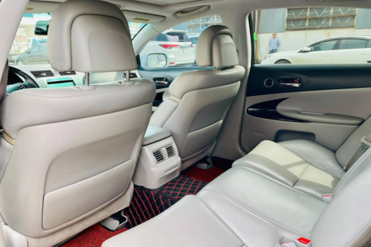 Thế hệ thứ 3 của dòng Lexus GS được ghi nhận là thế hệ GS được ưa chuộng nhất tại Việt Nam. Tại thời điểm cách đây hơn 10 năm, GS được đưa về dưới dạng nhập khẩu tư nhân, khi thương hiệu Lexus còn chưa đặt chân đến thị trường Việt Nam để phân phối xe chính hãng. Hiện tại, dòng Lexus GS đã bị “khai tử” và nhường vị trí cạnh tranh với các mẫu sedan hạng sang cỡ trung của mình lại cho dòng Lexus ES.