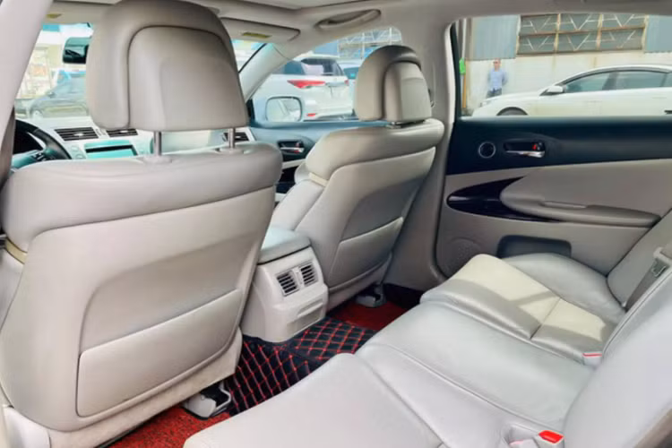 Thế hệ thứ 3 của dòng Lexus GS được ghi nhận là thế hệ GS được ưa chuộng nhất tại Việt Nam. Tại thời điểm cách đây hơn 10 năm, GS được đưa về dưới dạng nhập khẩu tư nhân, khi thương hiệu Lexus còn chưa đặt chân đến thị trường Việt Nam để phân phối xe chính hãng. Hiện tại, dòng Lexus GS đã bị “khai tử” và nhường vị trí cạnh tranh với các mẫu sedan hạng sang cỡ trung của mình lại cho dòng Lexus ES.