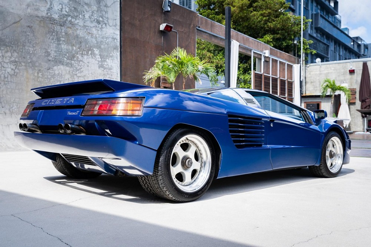 Với lý lịch đặc biệt và độ hiếm của mình, chiếc siêu xe này đương nhiên không rẻ chút nào. Giá xe Cizeta V16T này được rao bán 725.000 USD (khoảng 16,8 tỷ đồng). Sở hữu số khung gầm #101, chiếc siêu xe Cizeta V16T này được Quốc vương Brunei đặt hàng thông qua đại lý Hong Seh Motors ở Singapore. Trước khi đặt chân đến đất nước Đông Nam Á, chiếc Cizeta V16T từng được trưng bày trong triển lãm Ô tô Geneva 1993.