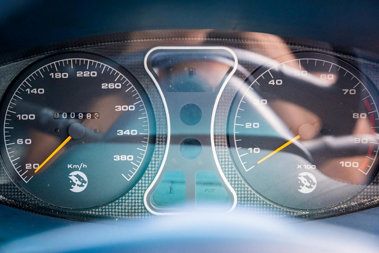 Tương tự phần lớn những chiếc xe trong bộ sưu tập ôtô có số lượng đồn đoán lên đến 5.000 chiếc của Quốc vương Brunei, chiếc Cizeta V16T này chưa từng được đăng ký và hiếm khi có cơ hội lăn bánh trên đường. Do đó, chiếc siêu xe này "gần như còn mới nguyên với số công-tơ-mét chỉ 983 km".