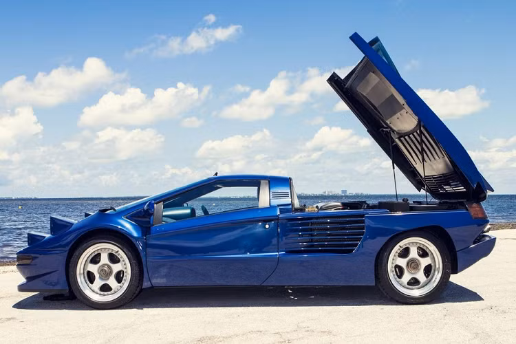 Chiếc Cizeta V16T của Quốc vương Hassanal Bolkiah là xe thứ 6 xuất xưởng từ nhà máy của công ty Cizeta Automobili và đi kèm những thanh nằm ngang ở khe gió cạnh chắn bùn sau thay vì dọc như những chiếc khác. Ngoài ra, ống xả trên chiếc siêu xe này có vẻ cũng đã được thay đổi.