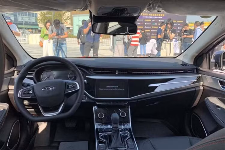 Tăng cường thêm dáng vẻ táo bạo và chất thể thao tốc độ của mẫu concept Chery Arrizo Star của Trung Quốc là vòm bánh xe rộng ở phía trước và sau, cũng như một bộ la-zăng màu đen mờ cực ngầu.