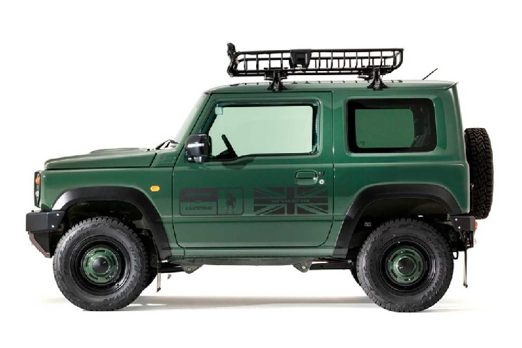 Trên nóc, chiếc SUV cỡ nhỏ được lắp thêm phụ kiện giá chở hành lý và một dãy đèn LED trợ sáng. Đây là 2 trang bị thường gặp trên những mẫu xe offroad sử dụng đi dã ngoại. Cửa xe được trang trí họa tiết cờ Anh quốc và các bánh xe có thêm phần chụp mâm đồng bộ với màu sơn tổng thể.