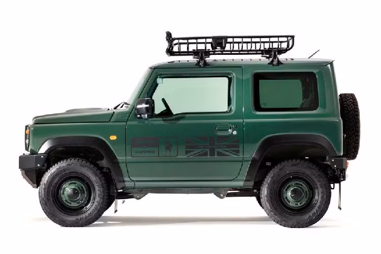 Trên nóc, chiếc SUV cỡ nhỏ được lắp thêm phụ kiện giá chở hành lý và một dãy đèn LED trợ sáng. Đây là 2 trang bị thường gặp trên những mẫu xe offroad sử dụng đi dã ngoại. Cửa xe được trang trí họa tiết cờ Anh quốc và các bánh xe có thêm phần chụp mâm đồng bộ với màu sơn tổng thể.