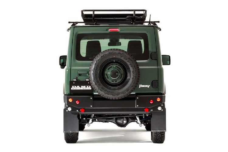 Ở phần đuôi, cản sau được thiết kế theo phong cách cổ điển với các bóng đèn hình tròn thay cho cụm đèn hậu cỡ lớn ban đầu. Bên cạnh đó, chiếc Jimny sau khi hoàn thành việc nâng cấp có thông số góc tiếp cận trước 37 độ và góc thoát sau 49 độ, tốt hơn so với xe nguyên bản.