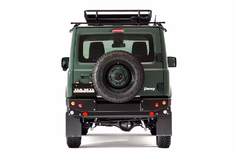 Ở phần đuôi, cản sau được thiết kế theo phong cách cổ điển với các bóng đèn hình tròn thay cho cụm đèn hậu cỡ lớn ban đầu. Bên cạnh đó, chiếc Jimny sau khi hoàn thành việc nâng cấp có thông số góc tiếp cận trước 37 độ và góc thoát sau 49 độ, tốt hơn so với xe nguyên bản.