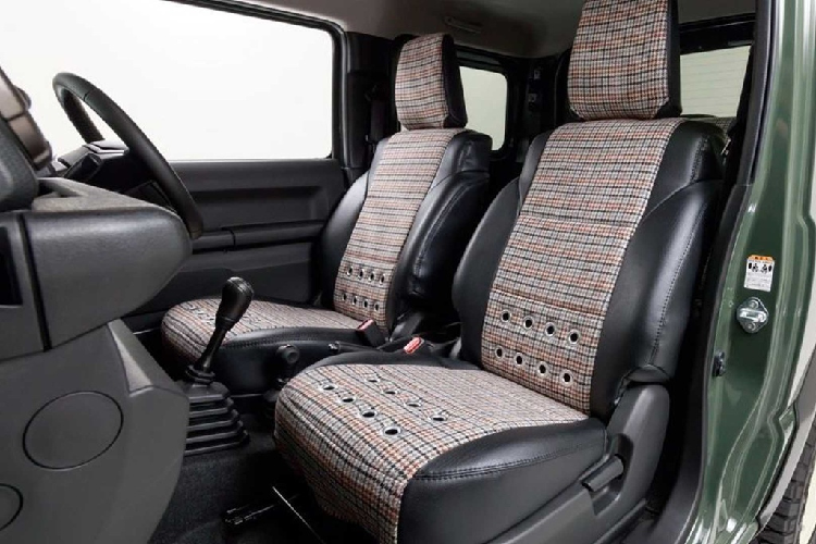 Nằm trong gói nâng cấp, khách hàng có thể tùy chọn bọc lại ghế ngồi với chất liệu da kết hợp cùng vải nỉ họa tiết sọc ca-rô cổ điển. Những chi tiết khác ở nội thất của Suzuki Jimny được giữ nguyên.