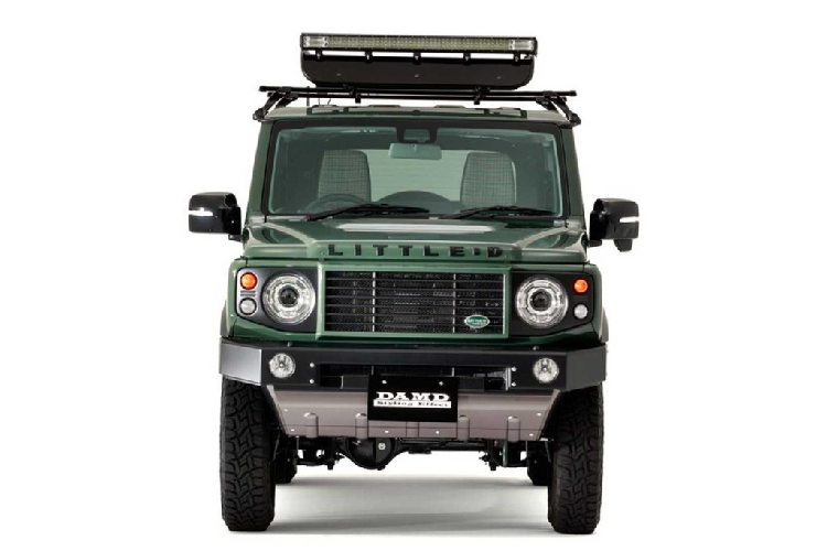 Ở đầu xe, những chi tiết được thay mới gồm mặt ca-lăng, cản trước cùng tấm chắn gầm giúp diện mạo của xe trở nên hầm hố hơn. Đáng chú ý, ở góc phải lưới tản nhiệt xuất hiện một logo nhỏ hình oval màu xanh ngọc, nhìn từ xa trông như logo của hãng Land Rover. Ngoài ra, trên nắp capo xuất hiện dòng chữ "LITTLE D" dập nổi màu đen.