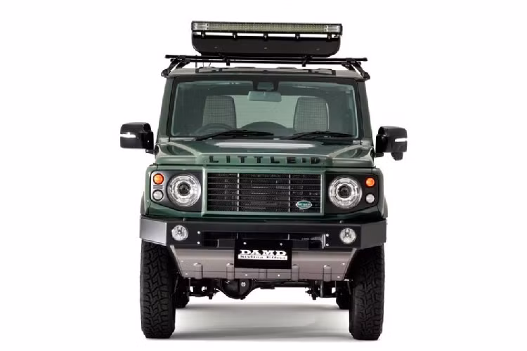 Ở đầu xe, những chi tiết được thay mới gồm mặt ca-lăng, cản trước cùng tấm chắn gầm giúp diện mạo của xe trở nên hầm hố hơn. Đáng chú ý, ở góc phải lưới tản nhiệt xuất hiện một logo nhỏ hình oval màu xanh ngọc, nhìn từ xa trông như logo của hãng Land Rover. Ngoài ra, trên nắp capo xuất hiện dòng chữ "LITTLE D" dập nổi màu đen.