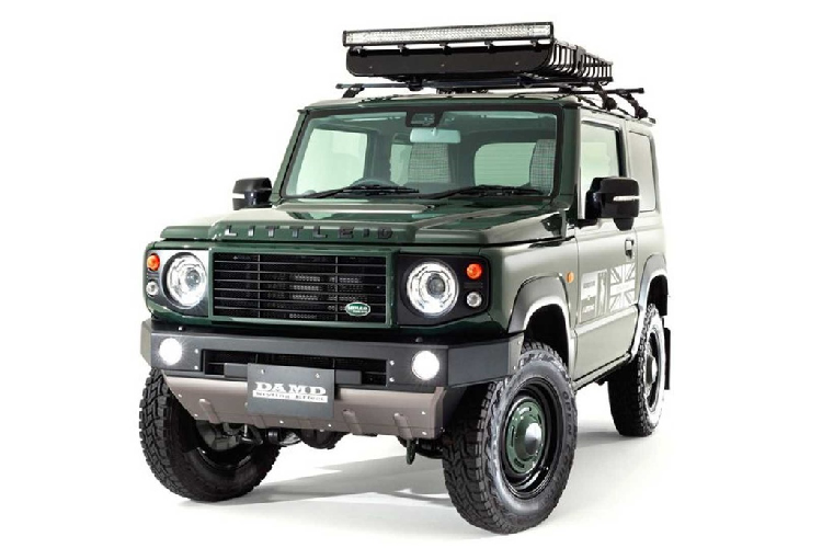 Các thay đổi về ngoại hình không ảnh hưởng đến tính năng vận hành của xe. Tại Nhật Bản, Suzuki Jimny 3 cửa được trang bị tiêu chuẩn động cơ tăng áp I3 dung tích 0,66 lít, công suất đạt 63 mã lực và mô-men xoắn 94 Nm. Đi kèm đó là tùy chọn hộp số sàn 5 cấp hoặc hộp số tự động 4 cấp. Hệ dẫn động là loại 2 cầu bán thời gian 4WD và xe có 3 chế độ lái.