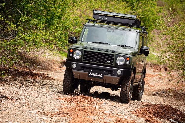 Kể từ khi ra mắt, Suzuki Jimny thế hệ mới thường được gọi với biệt danh "tiểu G-Class" vì ngoại hình giống với dòng SUV địa hình của Mercedes-Benz. Tuy vậy, một công ty chuyên nâng cấp ôtô tại Nhật Bản mới đây vừa giới thiệu gói trang bị bodykit biến Jimny trở thành phiên bản thu nhỏ của Land Rover Defender thế hệ đầu tiên.