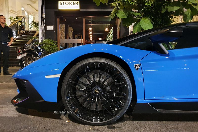 Đèn chiếu sáng LED với dải đèn định vị hình chữ Y đặc trưng trên Aventador. Cận cảnh bộ mâm 21 inch đa chấu sơn đen bóng kết hợp với bộ lốp Pirelli của Aventador SV Roadster. So với bản mui cứng kín thì bản Roadster không có khác biệt về thiết kế tổng thể. 