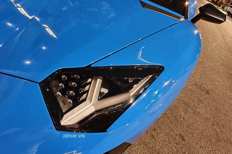 Mỗi nửa của mui cứng trên siêu xe Lamborghini Aventador SV Roadster chỉ nặng chưa tới 6 kg và có thể nằm gọn trong khoang hành lý phía sau. Đặc biệt hơn là tuy có mức giá khổng lồ nhưng mui xe lại có thiết kế đóng/mở kiểu thủ công.