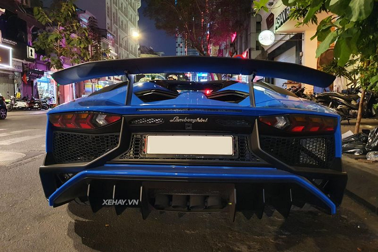 Để tăng thêm tính "kích thích", Lamborghini còn trang bị cho dòng xe này cửa kính chỉnh điện, cho phép âm thanh động cơ "tràn" vào cabin. Hệ thống ống xả kép được chế tạo từ sợi carbon giúp xe tối ưu độ cứng cùng trọng lượng nhẹ. Giá xe Lamborghini Aventador LP750-4 SV Roadster lúc mới về nước được rao bán với mức 39 tỷ đồng khiến không ít giới chơi xe choáng váng.