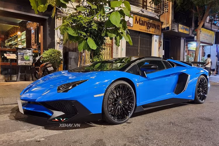  Lamborghini Aventador SV Roadster là phiên bản giới hạn chỉ được sản xuất 500 chiếc trên toàn thế giới. Do đó, không chỉ xuất hiện với số lượng cực hiếm tại thị trường Việt Nam mà ngay trên thế giới, để bắt gặp một mẫu Aventador SV Roadster chạy trên đường phố cũng không hề dễ dàng. Đặc biệt, chiếc Aventador SV Roadster còn sở hữu bộ cánh màu xanh với tên gọi Blue Lemans đầy quyến rũ và độc đáo.