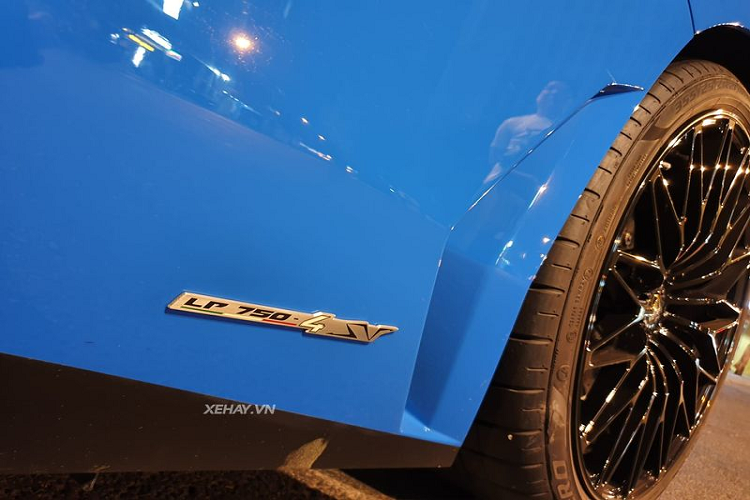 Xe có trục cơ sở 2.700 mm; kích thước dài, rộng, cao lần lượt là 4.835 x 2.030 x 1.136 mm. Siêu bò Aventador SV Roadster được trang bị bộ vành kích thước 20 inch phía trước và 21 inch phía sau, thiết kế đa chấu được sơn đen bắt mắt, bọc trong bộ lốp xe cỡ lớn kích thước 255/30 phía trước và 355/25 phía sau.