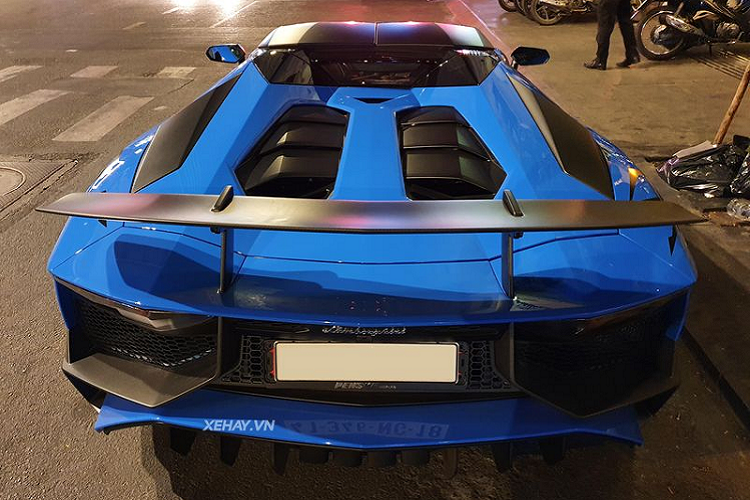 "Trái tim" của siêu phẩm Lamborghini Aventador LP 750-4 SV Roadster là khối động cơ V12 6.5L cải tiến, mạnh hơn 49 mã lực so với mẫu Aventador tiêu chuẩn, tạo ra công suất lên đến 740 mã lực tại 8.400 vòng/phút và mô-men xoắn cực đại 690Nm. Động cơ này được tích hợp cùng với hộp số 7 cấp ISR và hệ thống dẫn động bốn bánh Haldex Generation IV 4WD. Xe có 3 chế độ lái khác nhau là Strada, Sport và Corsa.