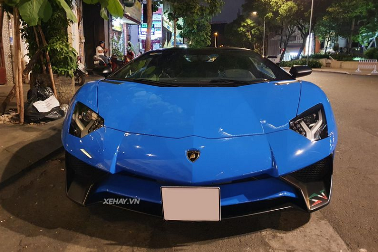 Trọng lượng của Lamborghini Aventador SV Roadster là khoảng 1.574 kg, tức nặng hơn mẫu coupe 50kg. Một tính năng đặc biệt khác của siêu xe Lamborghini Aventador SV Roadster chính là mui cứng hai mảnh được chế tạo từ sợi carbon bền, rắn chắc mà lại nhẹ.