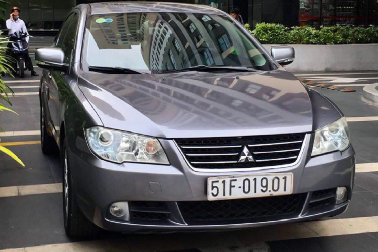 Chiếc Mitsubishi Lancer Fortis hàng hiếm này mang phong cách thiết kế mạnh mẽ, góc cạnh đặc trưng của dòng Lancer, nhưng phiên bản “Fortis” sản xuất tại Đài Loan này vẫn giữ các đường nét trung lập và đơn giản hơn so với các phiên bản như “iO” hay “EX” vốn mang hơi hướng thể thao.