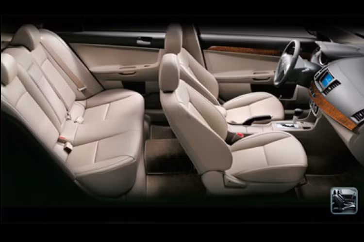 Lancer Fortis được trang bị nhiều “đồ chơi” options như: Ghế tài chỉnh điện 8 hướng, vô lăng tích hợp phím khiển audio &amp; ga tự động (cruise control). Gương gập điện, tích hợp đèn LED báo rẽ kiếng chiếu hậu, trang bị màn hình DVD trung tâm tích hợp camera lùi (theo xe). Đặc biệt, đèn pha HID tự liếc theo góc đánh lái, gạt mưa tự động, 09 túi khí, chìa khoá thông minh,…