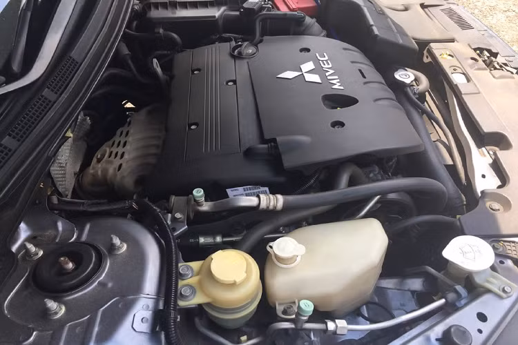 Nội thất Lancer Fortis được thiết kế tối giản, nhưng không kém phần tiện nghi mà các mẫu xe đối thủ cùng đời như: Toyota Corolla Altis hay Honda Civic chưa chắc sánh bằng.