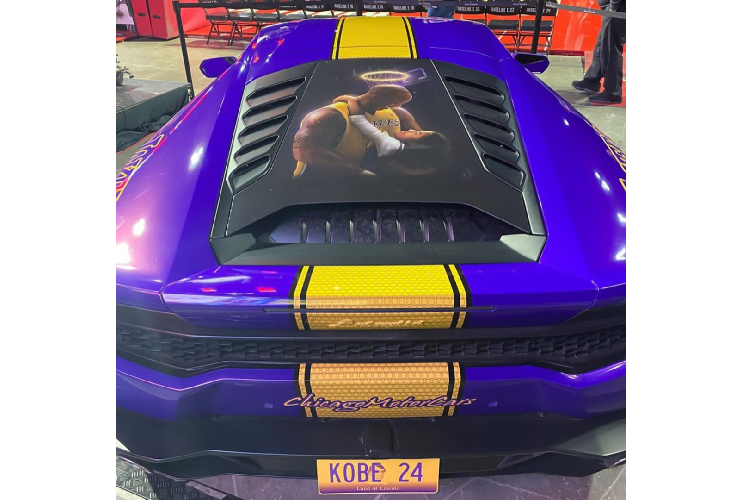 Chi tiết để lại nhiều cảm xúc nhất trên tác phẩm nhằm tưởng nhớ Kobe Bryant này chính là hình ảnh của anh khi đang ôm cô con gái Gianna Bryant xuất hiện trên chiếc nắp động cơ phía sau xe.