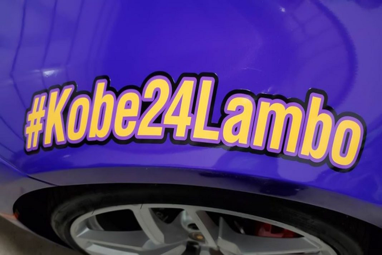 Vè bánh trước xuất hiện dòng chữ #Kobe24Lambo vô cùng nổi bật, điểm nhấn trên thân xe chính là đường kẻ vàng kéo dài từ phần đầu đến đuôi xe. Chưa dừng lại ở đó, số áo 24 mà Kobe Bryant từng mặc khi khoác áo Los Angeles Lakers cũng được trang trí trên cửa xe, số áo đặc biệt này được thiết kế bao quanh hình ảnh của “Black Mamba” và cô con gái xấu số Gianna Bryant.