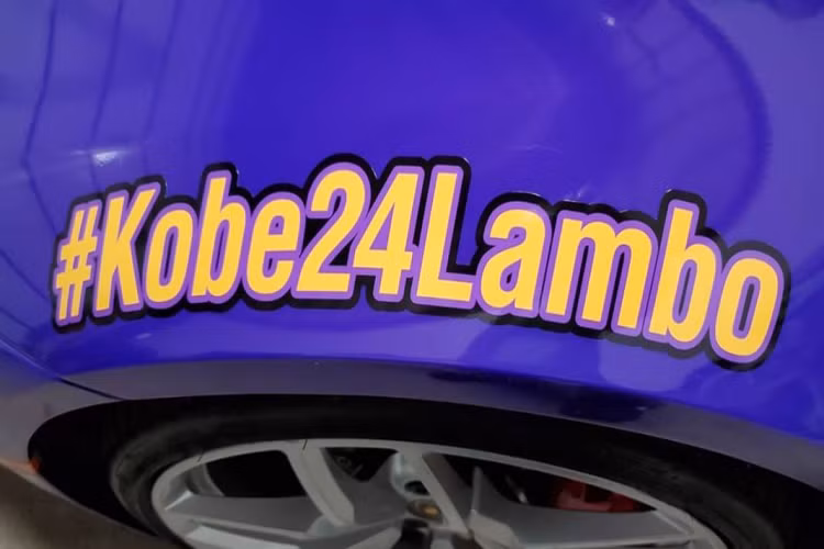 Vè bánh trước xuất hiện dòng chữ #Kobe24Lambo vô cùng nổi bật, điểm nhấn trên thân xe chính là đường kẻ vàng kéo dài từ phần đầu đến đuôi xe. Chưa dừng lại ở đó, số áo 24 mà Kobe Bryant từng mặc khi khoác áo Los Angeles Lakers cũng được trang trí trên cửa xe, số áo đặc biệt này được thiết kế bao quanh hình ảnh của “Black Mamba” và cô con gái xấu số Gianna Bryant.