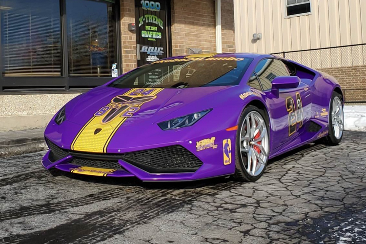 Chiếc siêu xe Lamborghini Huracan LP610-4 xuất hiện trong bài viết là ví dụ điển hình, xe đã được khoác lên mình bộ áo tưởng nhớ đến tượng đài bóng rổ nhà nghề Mỹ – Kobe Bryant. Sử dụng phương pháp đổi màu thông qua việc dán decal, bộ áo mới trên chiếc Huracan này mang hai màu chủ đạo là tím và vàng (màu trang phục thi đấu của đội bóng rổ Los Angeles Lakers), bên cạnh đó là một số chi tiết được lấy cảm hứng từ chính Kobe Bryant.