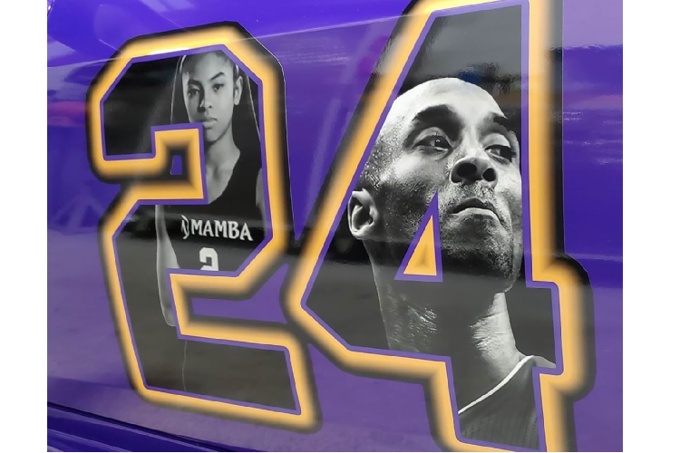 Ngoài ra, để tưởng nhớ đến những người đã thiệt mạng trong vụ tai nạn máy bay trực thăng Sikorsky S-76 thì tên của 9 nạn nhân đã được dán lên ô kính nhỏ phía sau cửa. Bên dưới chính là ngày xảy ra tai nạn 26/1/2020. Chưa hết, trên tay nắm cửa hai bên còn có sự xuất hiện của cái tên “Kobe” và “Gigi” của cô con gái năm nay chỉ mới 13 tuổi.