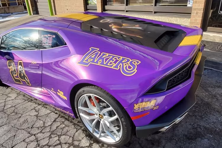 Tại thị trường Việt Nam, “siêu bò” này đang chiếm giữ vị trí đầu bảng về số lượng xe Lamborghini được mang về nước với gần 20 chiếc hiện đã ra biển số và lăn bánh trên đường phố, trở thành mẫu xe Lamborghini thành công nhất tại Việt Nam khi bỏ xa Lamborghini Aventador về số lượng.