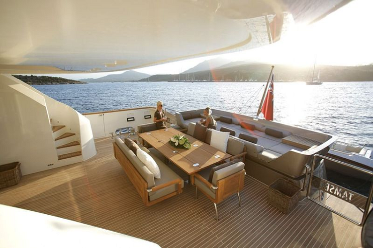 Xung quanh boong chính có rất nhiều chỗ ngồi và không gian thư giãn. Đặc biệt, khi màn đêm buông xuống, phía đầu tàu sẽ là nơi lý tưởng cho một nhóm vài người ngồi trò chuyện, ở đó còn một bể sục.