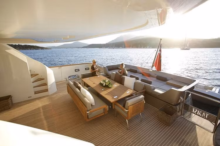 Xung quanh boong chính có rất nhiều chỗ ngồi và không gian thư giãn. Đặc biệt, khi màn đêm buông xuống, phía đầu tàu sẽ là nơi lý tưởng cho một nhóm vài người ngồi trò chuyện, ở đó còn một bể sục.