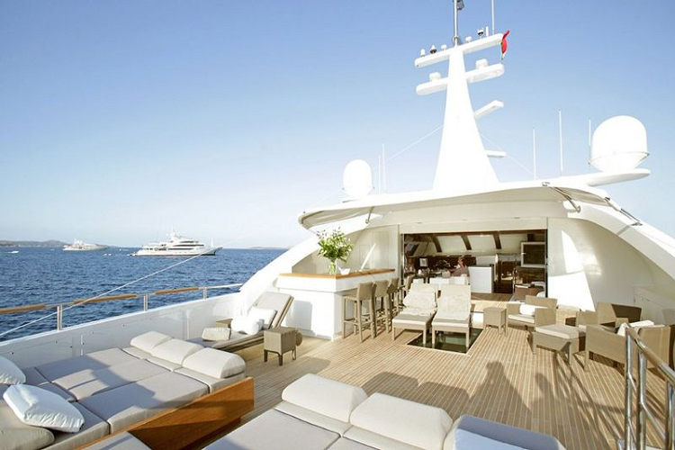 Trong khi đó, những người còn lại có thể ra boong phía sau và thưởng thức âm nhạc từ dàn âm thanh Bose cao cấp, mọi người có thể vui chơi và tổ chức tiệc tùng, nhảy múa trên siêu du thuyền dài 40,5 mét này.