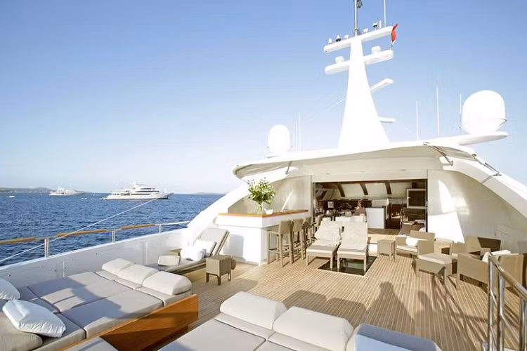 Trong khi đó, những người còn lại có thể ra boong phía sau và thưởng thức âm nhạc từ dàn âm thanh Bose cao cấp, mọi người có thể vui chơi và tổ chức tiệc tùng, nhảy múa trên siêu du thuyền dài 40,5 mét này.