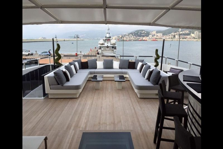 Là một siêu du thuyền, TaTii Charter cũng có rất nhiều đồ chơi thú vị, bao gồm mô-tô nước Waverunner 300 GTX, hai chiếc SeaBobs (ca nô lặn dưới nước), một jet-ski, trượt nước, hai tấm ván đứng, một vài chiếc thuyền Kayak và một hồ bơi chống sứa.