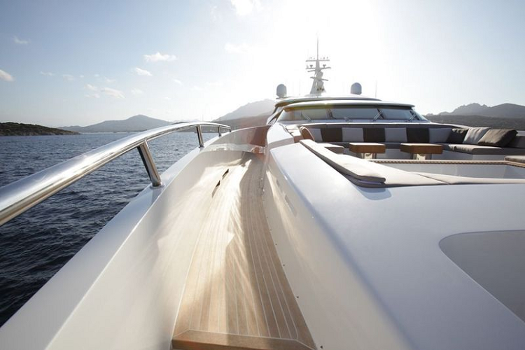 Ngoại thất của siêu du thuyền TaTii Chartert triệu đô rất ấn tượng, kiểu dáng và màu sắc đều đẳng cấp, vô cùng bắt mắt, chưa kể tới kích thước to lớn của TaTii Charter.