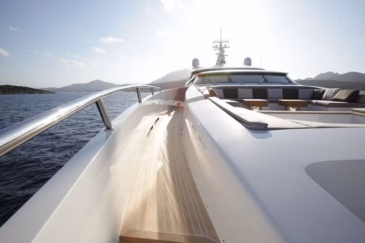 Ngoại thất của siêu du thuyền TaTii Chartert triệu đô rất ấn tượng, kiểu dáng và màu sắc đều đẳng cấp, vô cùng bắt mắt, chưa kể tới kích thước to lớn của TaTii Charter.